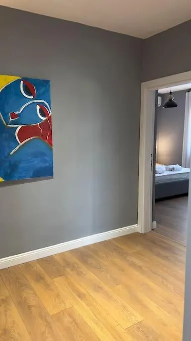 Bee Apartment 3-City Center Retreat Тирана
