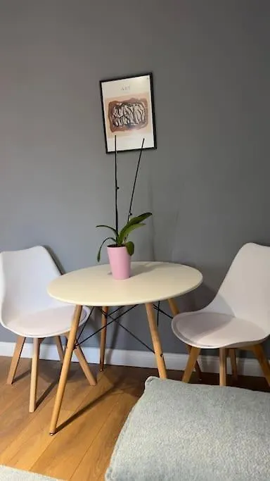 Bee Apartment 3-City Center Retreat Тирана Албания