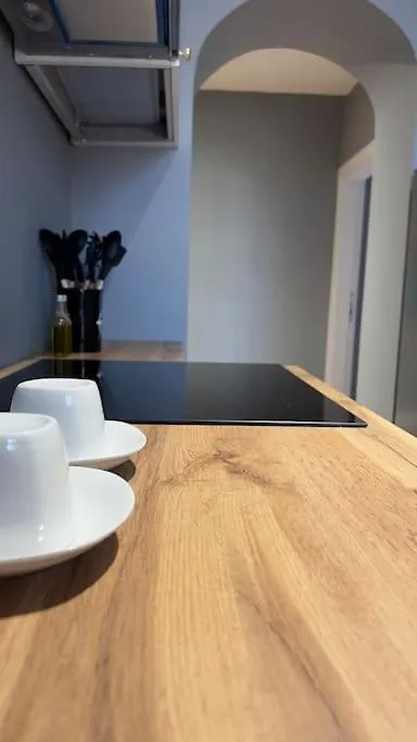 Bee Apartment 3-City Center Retreat Тирана