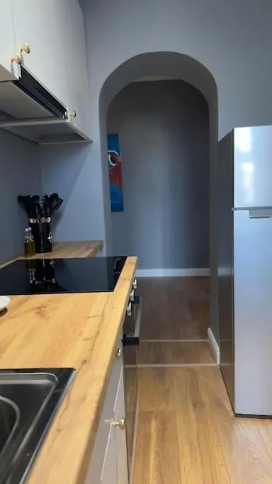 Bee Apartment 3-City Center Retreat Тирана