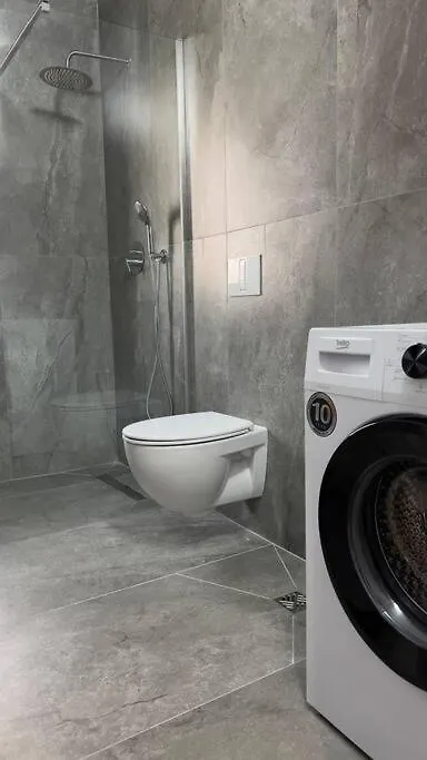 Bee Apartment 3-City Center Retreat Тирана
