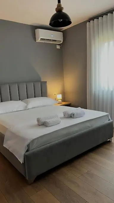 Bee Apartment 3-City Center Retreat Тирана 0*,