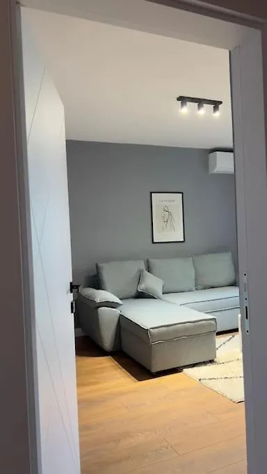 Bee Apartment 3-City Center Retreat Тирана 0*,  Албания