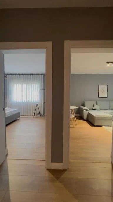 Bee Apartment 3-City Center Retreat Тирана Албания