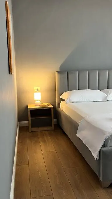 Bee Apartment 3-City Center Retreat Тирана Албания