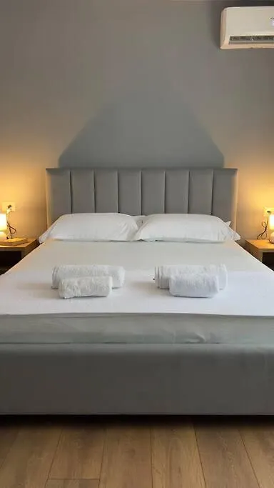 Bee Apartment 3-City Center Retreat Тирана