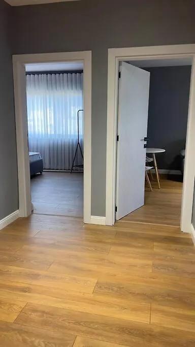 Bee Apartment 3-City Center Retreat Тирана