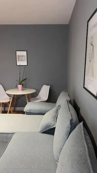 Bee Apartment 3-City Center Retreat Тирана