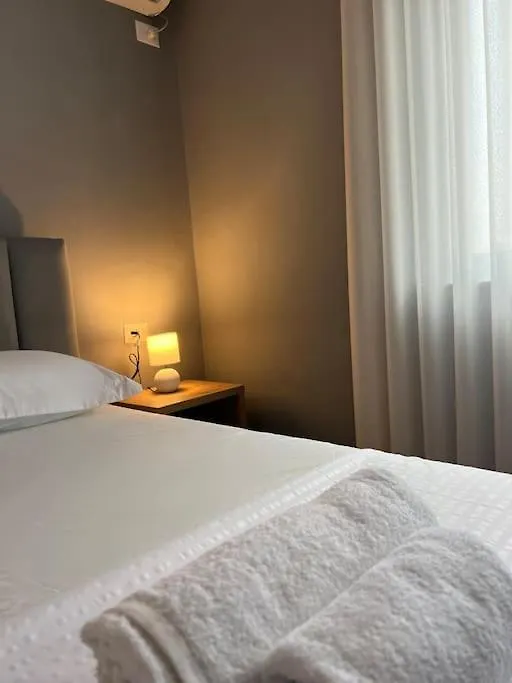 Bee Apartment 3-City Center Retreat Тирана Албания