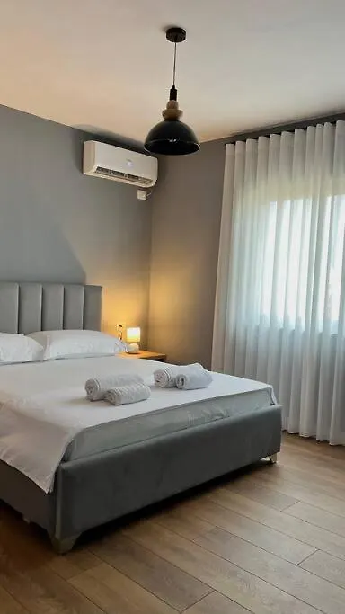 Bee Apartment 3-City Center Retreat Тирана