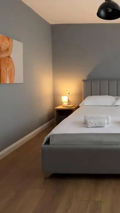Bee Apartment 3-City Center Retreat Тирана Албания