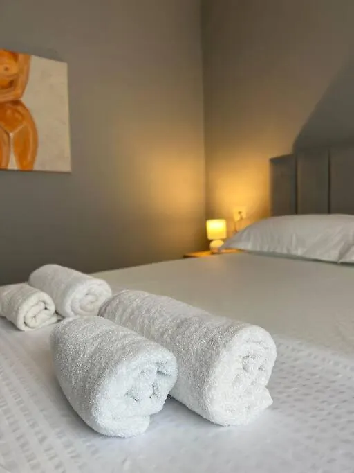 Bee Apartment 3-City Center Retreat Тирана