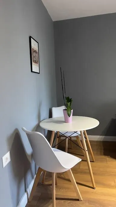 Bee Apartment 3-City Center Retreat Тирана
