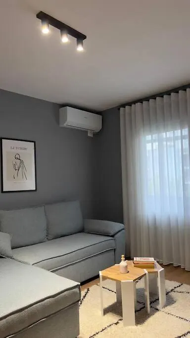 Bee Apartment 3-City Center Retreat Тирана Албания
